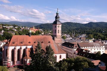 Obraz premium Stiftskirche church in Baden-Baden with hills and forests in the background on a sunny dat