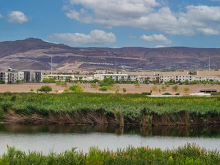 Rolgordijnen Las Vegas  residential area by the lake and new luxury housing being built on the mountain hill © John