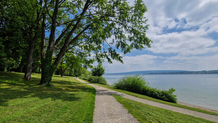 Sommer Urlaub am schönen Bodensee mit blauen Himmel und Sonnenschein