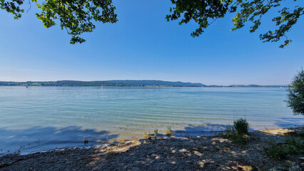 Sommer Urlaub am schönen Bodensee mit blauen Himmel und Sonnenschein