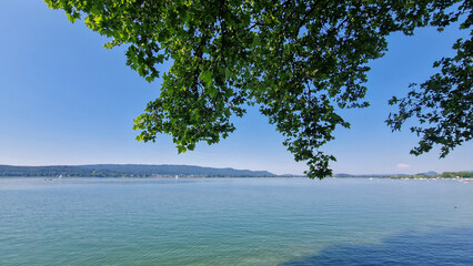 Sommer Urlaub am sch&ouml;nen Bodensee mit blauen Himmel und Sonnenschein