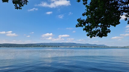 Fototapeta na wymiar Sommer Urlaub am schönen Bodensee mit blauen Himmel und Sonnenschein