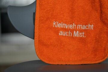 Naklejka premium Children's bib with inscription 