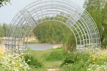 Close-up shot of a round-shaped metallic arch in a park