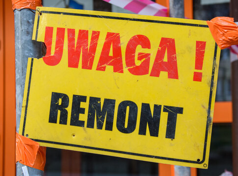 Tabliczka informacyjna z napisem: "uwaga remont".