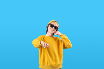 Naklejka premium Cool teenage boy showing 