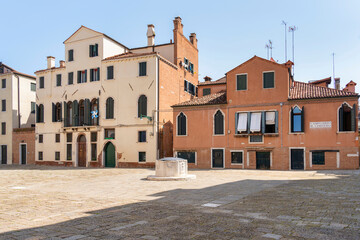 Fototapeta na wymiar Old medieval buildings in Campo drio il Cimitero in Venice, Italy