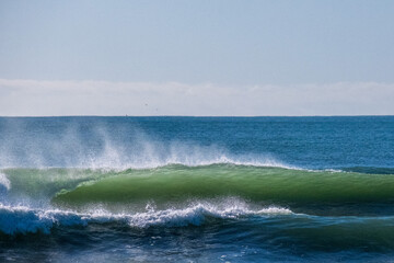 Fototapeta premium waves crashing on the beach