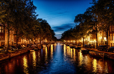 Fototapeta na wymiar Abendliche Ansicht einer Gracht in Amsterdam