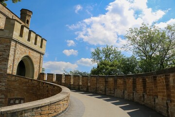 Obraz premium Walkway leading to the gate of Hohenzollern Castle on a sunny day in Bisingen, Germany