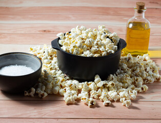 Pan filled with popcorn, extra virgin olive oil and sea salt.