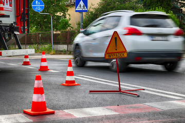 Wypadek drogowy znak ostrzegawczy na jezdni.  - obrazy, fototapety, plakaty
