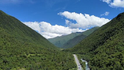 Naklejka premium Valley with green hills under the cloudy sky