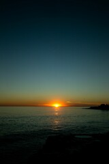 Obraz na płótnie Canvas Vertical shot of late sunset and a seascape