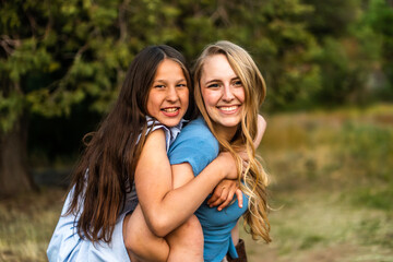 Obraz premium Sisters embracing 