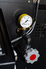 vu-metre indicateur de pression et robinet de pression d'une machine