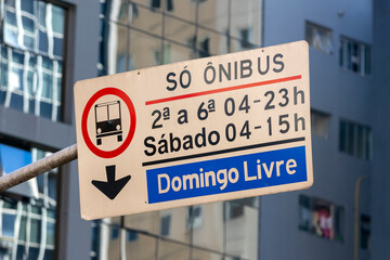 Placa para circulação de ônibus