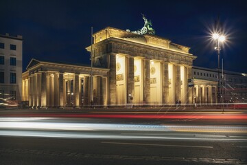 Obraz premium Beautiful night view of the Brandenburg Gate with a long exposure of car lights i