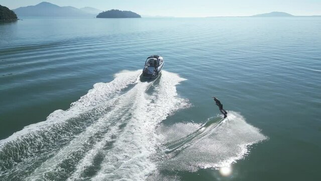 Barco Lancha Iate Mar Wakeboard Viagem Viajar Turismo F&eacute;rias Atividade Ar Livre Ver&atilde;o Esporte Aqu&aacute;tico Wake Ilha Litoral Florian&oacute;polis Floripa Oceano Atl&acirc;ntico Lago &Aacute;gua Mata Atl&acirc;ntica N&aacute;utica Drone