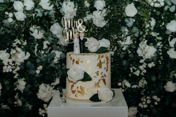 gold and crewedding caker