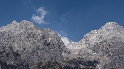 Obraz premium Landscape view of the rocky mountains against a blue sky
