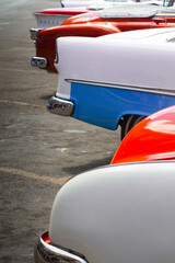 Coloridos autos clásicos aparcados en la Habana Cuba, disponibles para alquiler turístico.