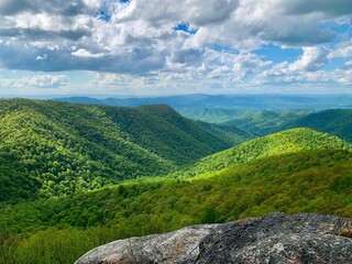 Naklejka premium Aerial view of bright green hills under a sunny sky on the Appalachian Trail, Virginia