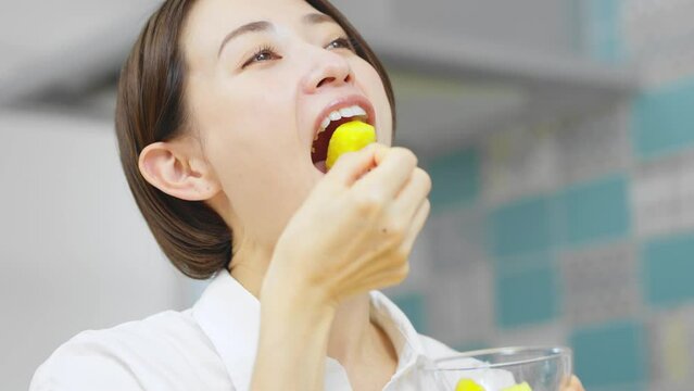 パイナップルを食べる若い女性　飲食イメージ	
