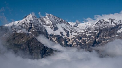 Obraz premium High-angle of snowy peaks of Grossglockner mountain on a sunny day, Austria