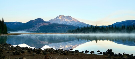 Panoramic shot of the Sparks Lake surrounded by mountains in Oregon