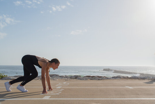 Run race athlete training at the starting line