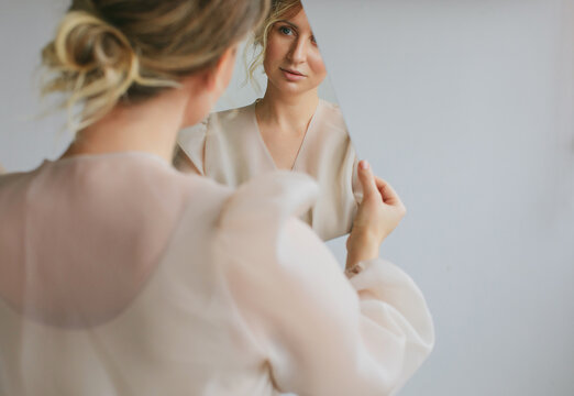 Blond woman with mirror