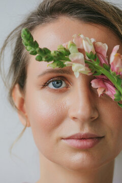 natural beauty portrait with flowers 