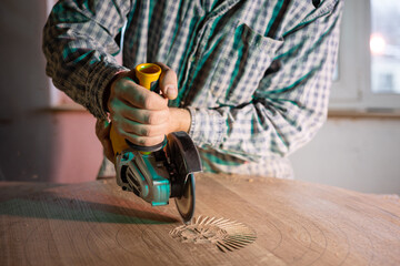 Creation process of round circular symmetry form carved on wood table