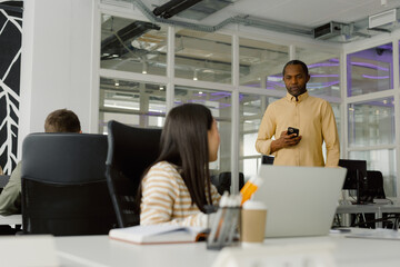 Manager co-working workspace conversation freelance