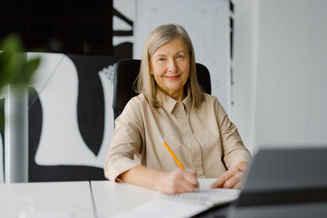 Businesswoman note optimist portrait working smile