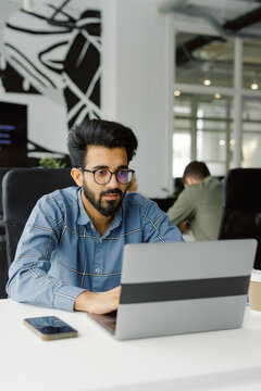 Worker laptop job analyse online workspace