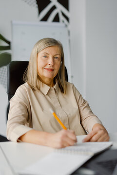 Portrait entrepreneur note positive job indoor
