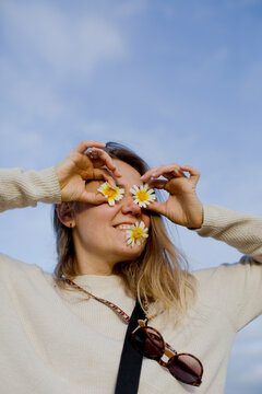 woman with daisy flowers
