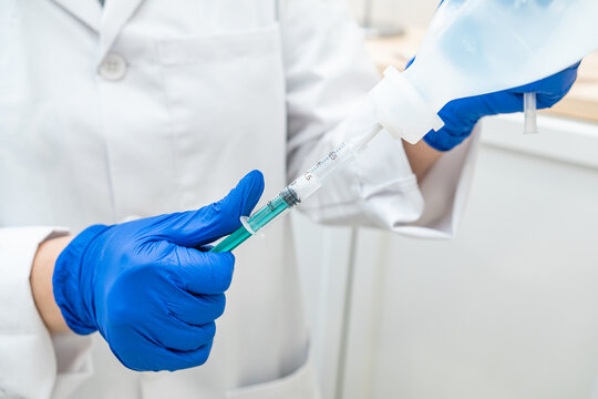 doctor getting ready for injecting hair and scalp treatment
