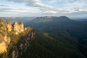 Fototapeta na wymiar Beautiful landscape in the blue mountains, nsw, Australia. three sisters rock formation 