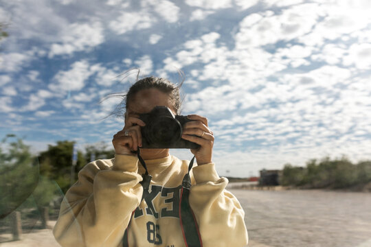 Self-portrait of a photographer in front of the mirror of a car