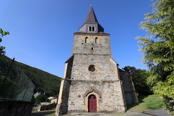 Fototapeta na wymiar L'église Saint Rémi de Laval Dieu, vue de l'extérieur, ville de Monthermé, département des Ardennes, France