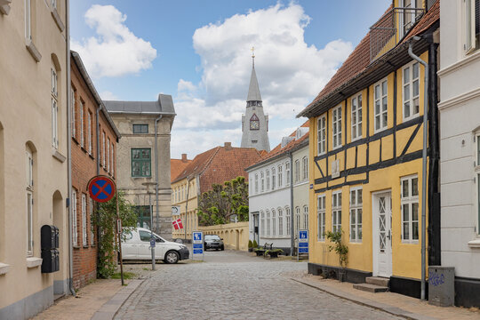 Walking in Tønder's streets. Tønder is a Danish town located in Southern Jutland. The town has 7,787 inhabitants and is Tønder municipality's administrative centre.