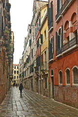 Venezia e le sue calli e canali in un giorno di pioggia