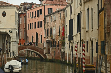Fototapeta na wymiar Venezia e le sue calli e canali in un giorno di pioggia