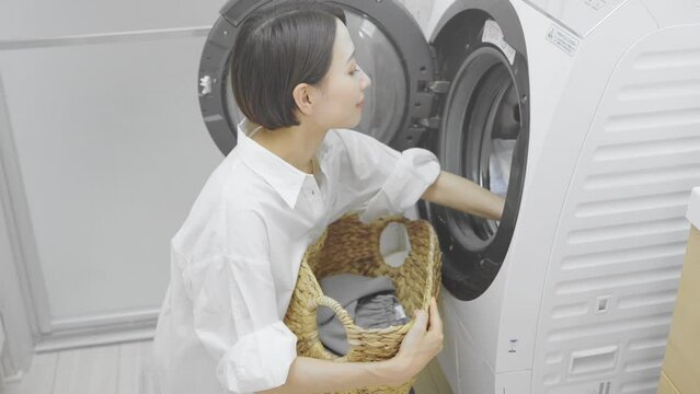 洗濯をする若い女性　ライフスタイルイメージ	