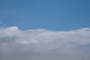 夏、梅雨明け、さわやかな晴天の青空と折り重なったふわふわの積乱雲の背景　夏休み・天気・アウトドア・旅行・バカンスのイメージ