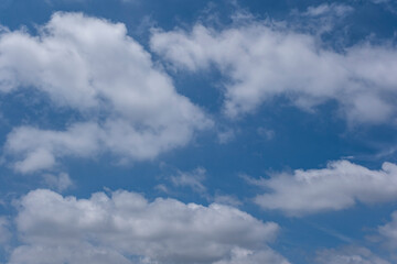 Fototapeta na wymiar 夏、梅雨明け、さわやかな晴天の青空と折り重なったふわふわの積乱雲の背景　夏休み・天気・アウトドア・旅行・バカンスのイメージ