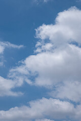 夏、梅雨明け、さわやかな晴天の青空と折り重なったふわふわの積乱雲の背景　夏休み・天気・アウトドア・旅行・バカンスのイメージ